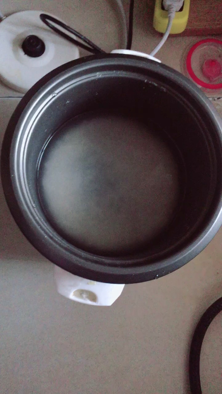 #舌尖上的旅行#西葫芦炒香肠 金针菇嫩豆腐汤