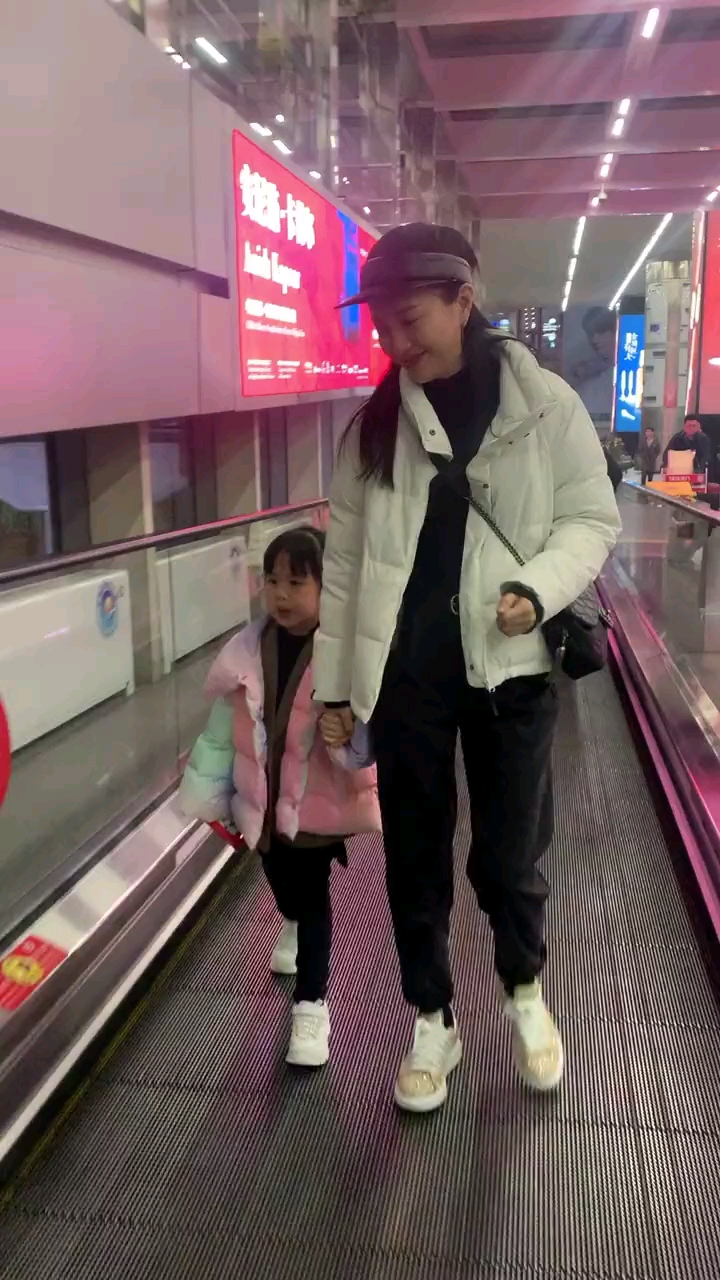 包贝尔的老婆领着女儿包饺子