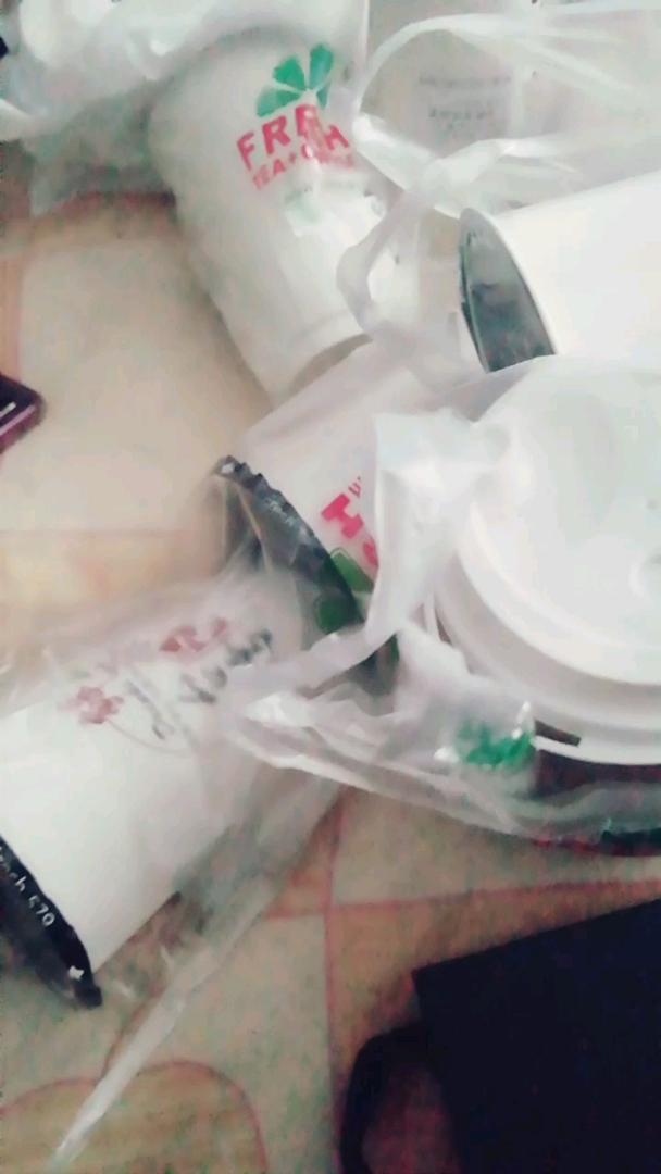 两美女逛街带回来一堆奶茶
