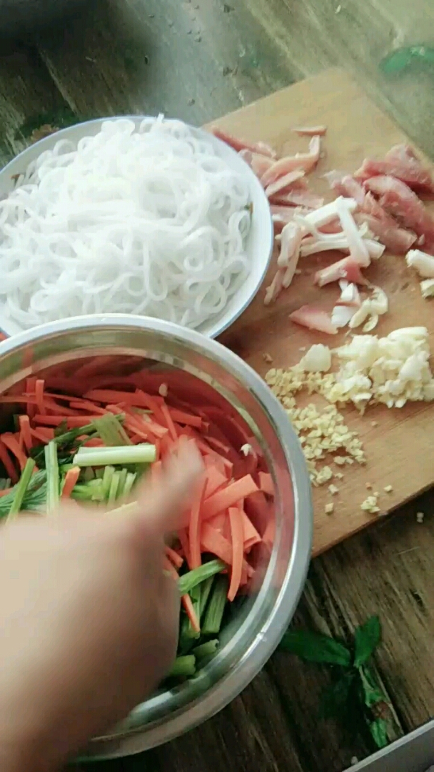 芹菜粉条的做法