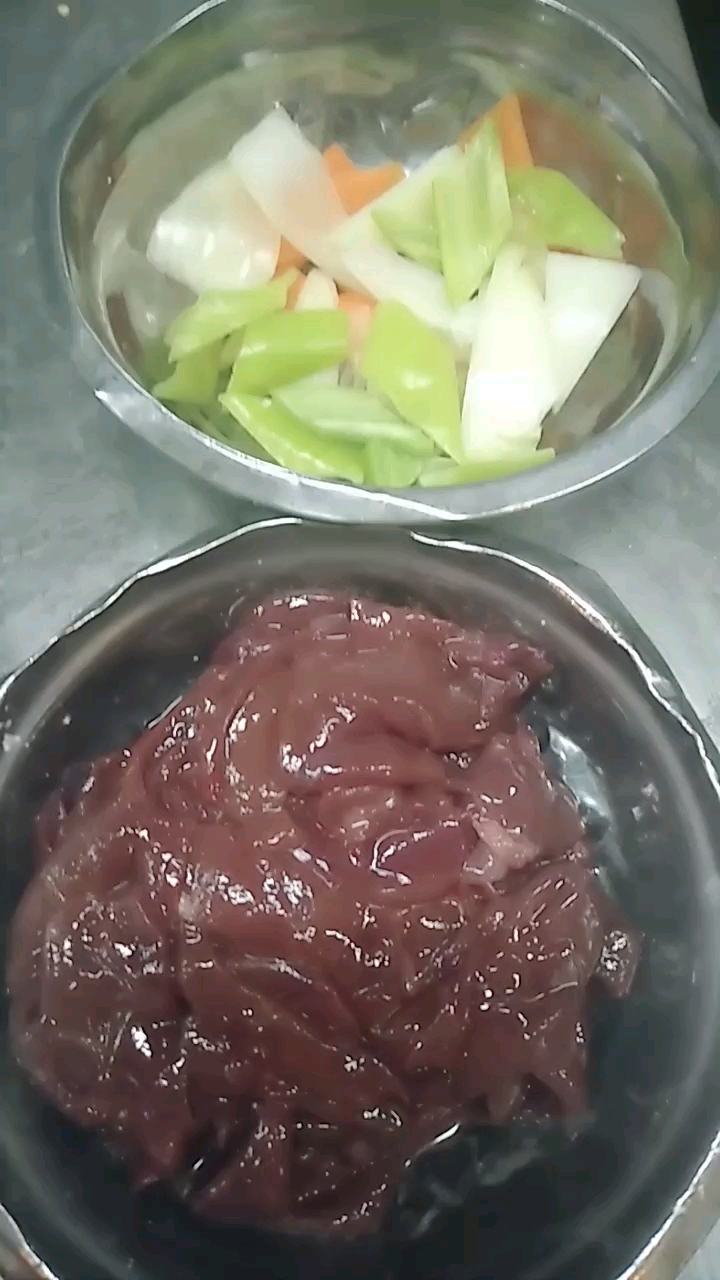 腊八蒜炒猪肝。