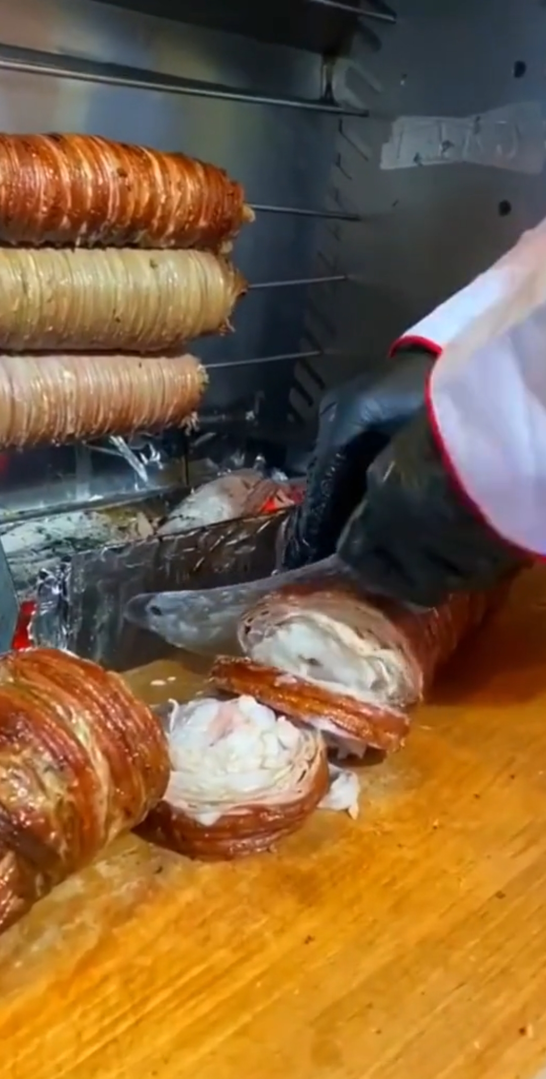 如果按照肉夹馍的名字起这个名字,那应该叫肠夹馍