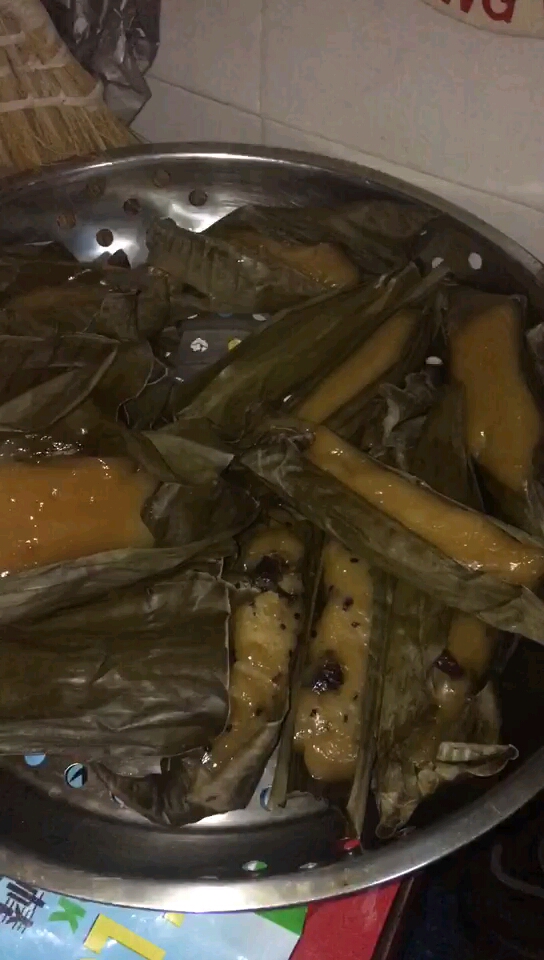 这是我们东莞的特产‘鱼笼仔’和‘牛奶仔’