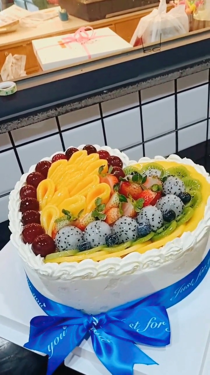 烘焙水果心形生日蛋糕
