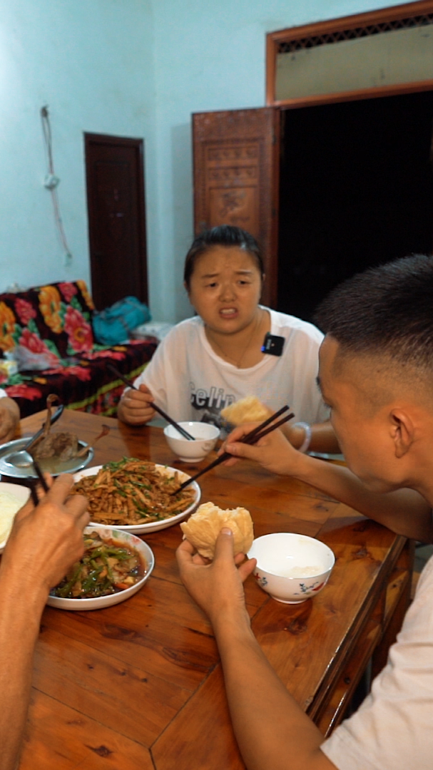 #夫妻日常#忙碌的一天从拔葱开始,媳妇做一盘麻辣十足的凉拌豆腐干,吃完准备去卖小葱