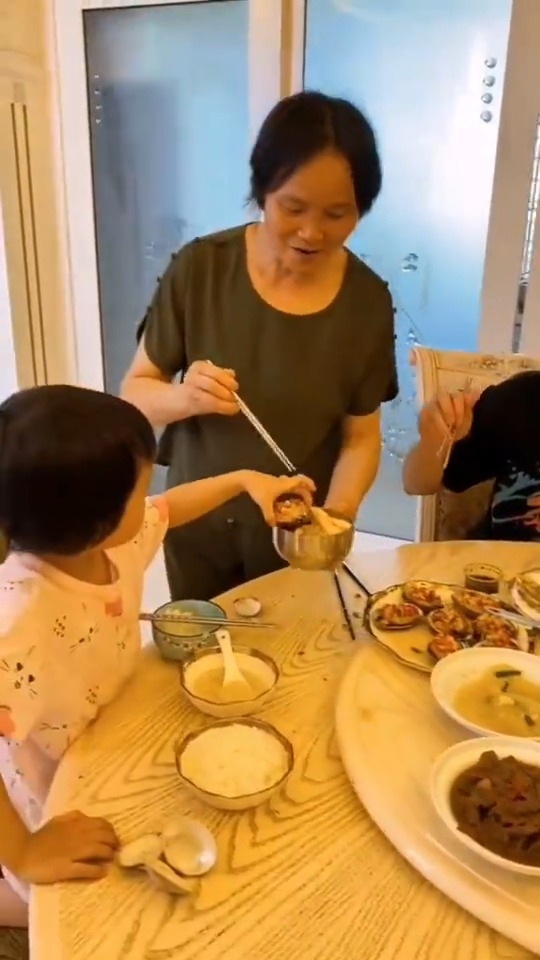 #搞笑段子剧#阿姨来7年了,每顿7菜1汤就怕我们吃不饱,自己却肉都舍不得夹也不上桌吃饭