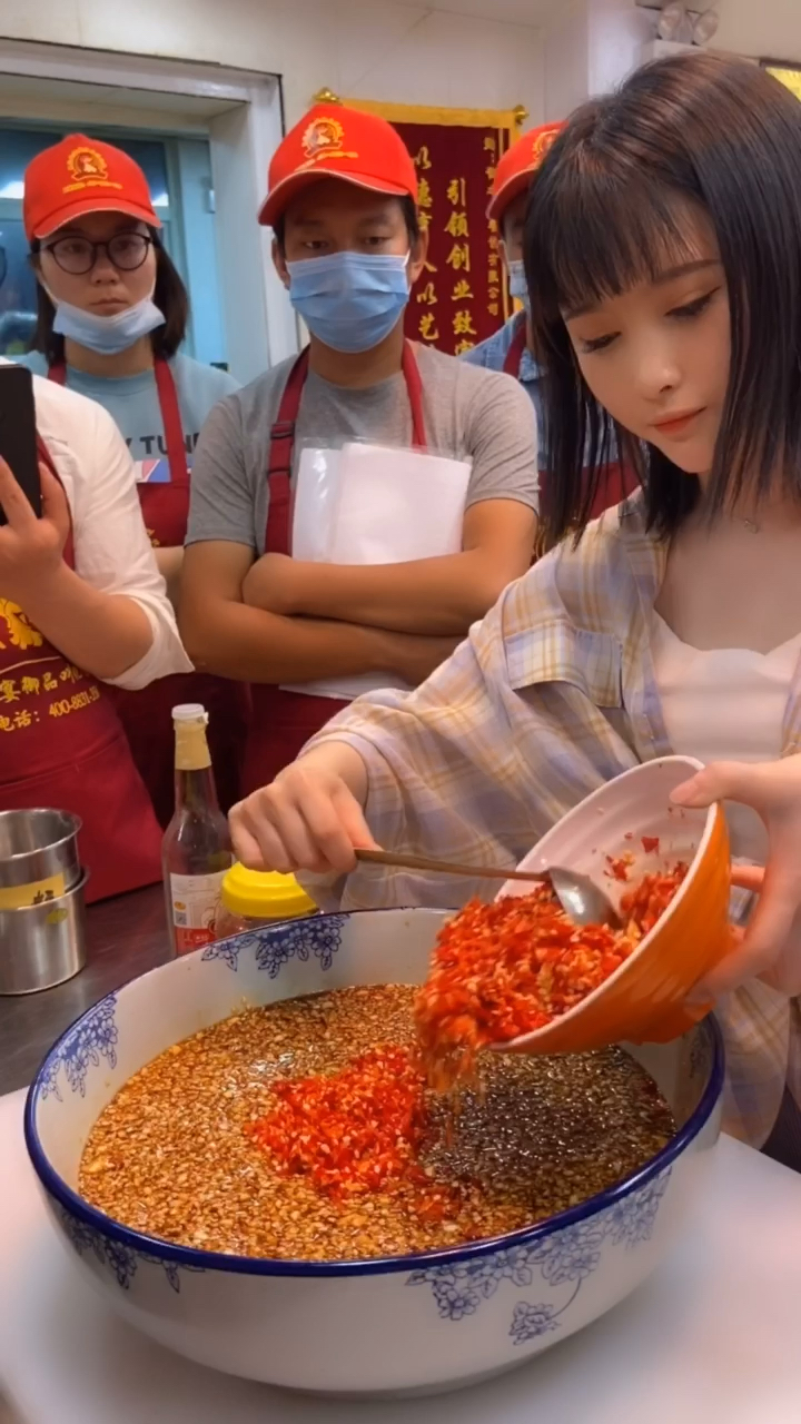 #网红鸡爪#98年女孩,日入34千,目前两千多个徒弟,五套房子两辆车,如果你的手机还有电,