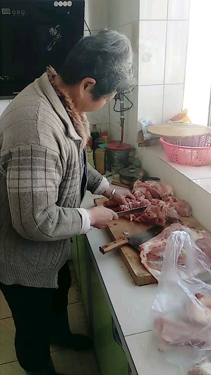 过年了最想念的就是妈妈包的三鲜馅饺子,妈妈我们爱你