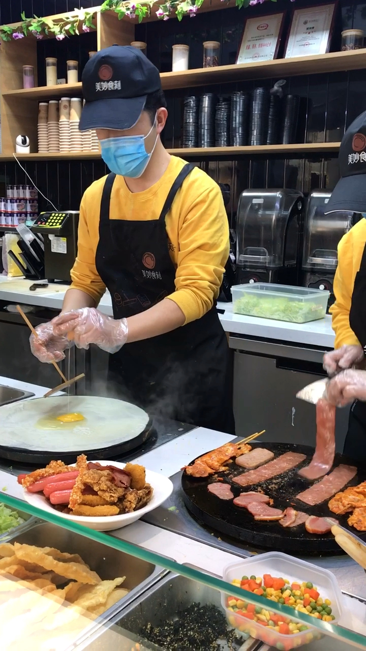 和老婆在老家开了个煎饼店,她备料,我做煎饼,每天忙忙碌碌很充实