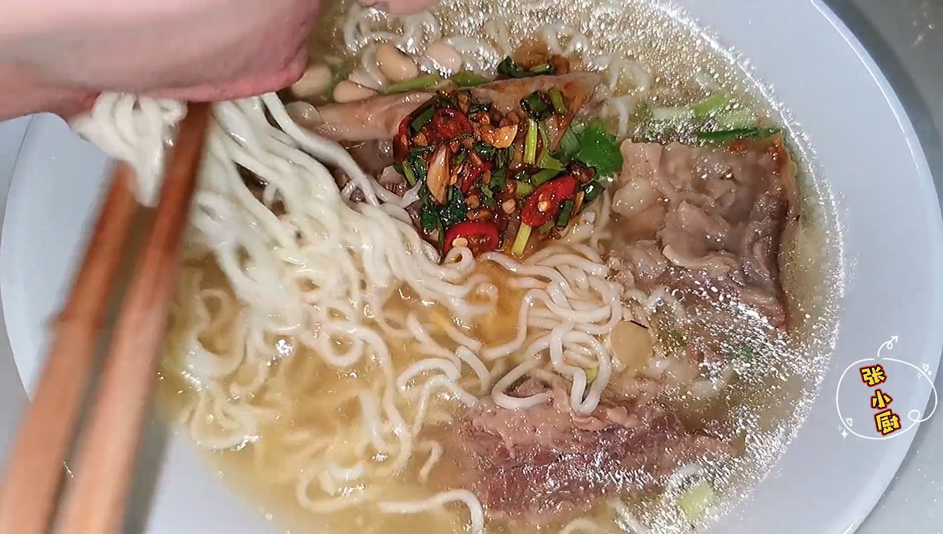 #镜头里的秋天#粤菜经典靓汤“清汤牛腩”！汤色清澈，牛腩弹牙，一大煲不够喝