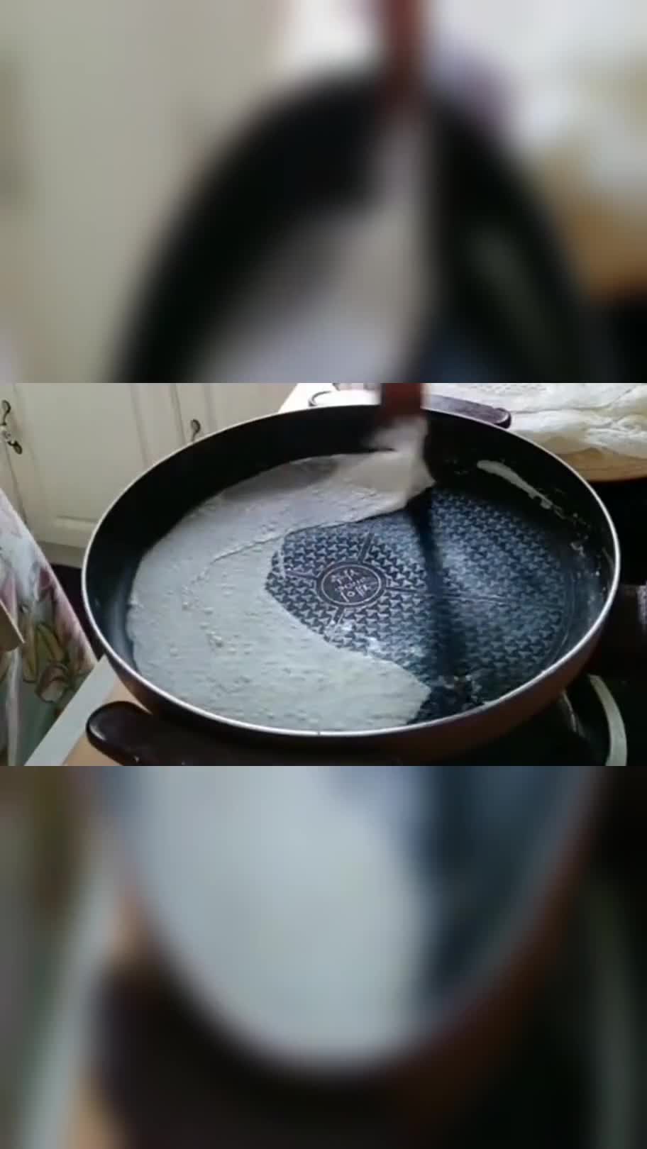 老妈非要挑战在电饼铛里面摊煎饼,眼看着就要糊了,可是我又不敢说!