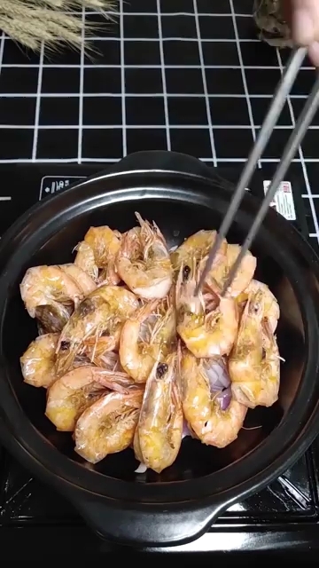砂锅蒜蓉虾,自制更美味。用到的食材有,明虾,辅料青、红辣椒、蒜、洋葱,调料盐、鸡