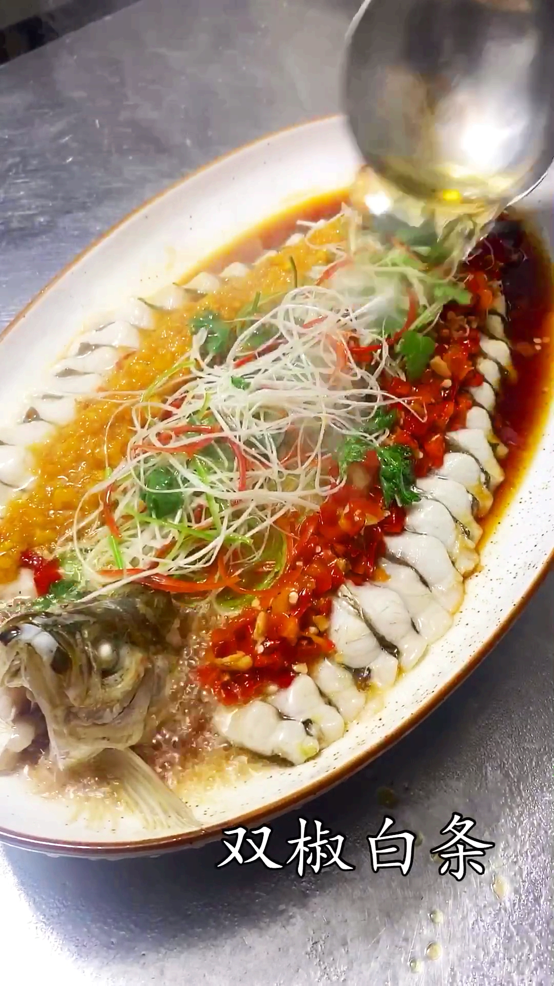 #冬季进补计划#双椒白条。肉质比较细嫩。试试看这样蒸鱼吧。好吃又好看。有空在家露一手。