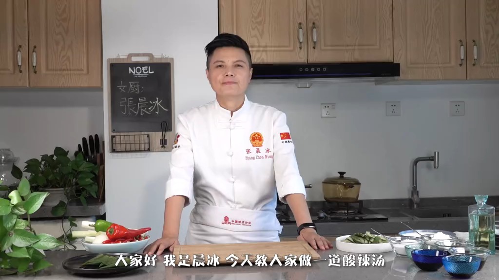 饭店厨师3分钟教做酸辣汤,豆腐、鸡蛋做配料