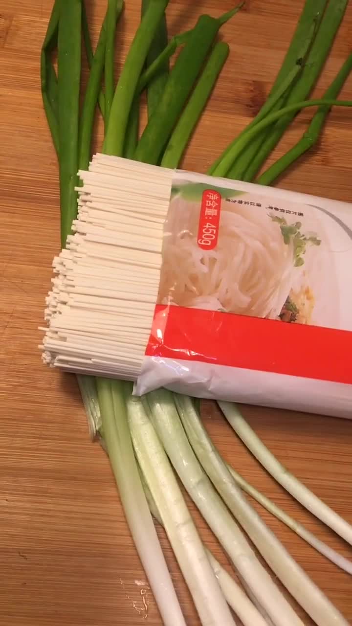 #寻找全民小厨王#爱与美食不可辜负#家乡美食为热干面加油#在家做全民菜#家庭版葱油拌面