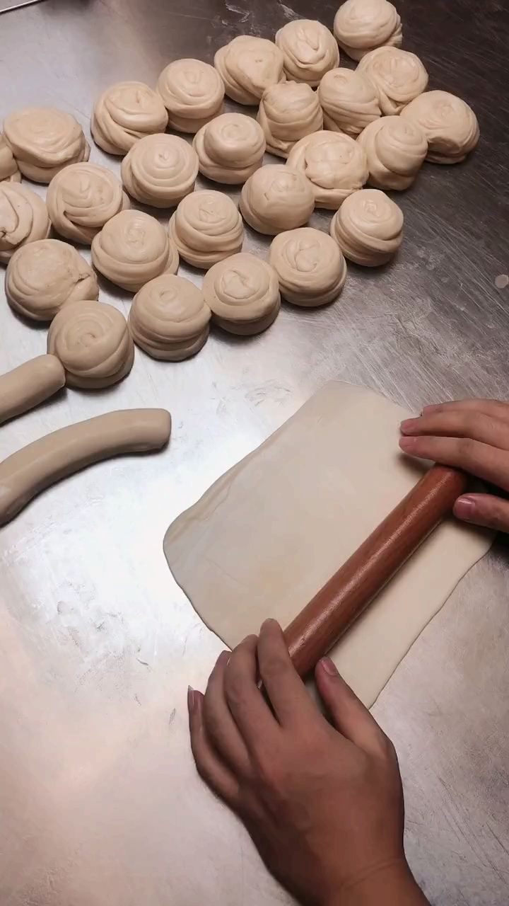 台湾手抓饼制作,面粉500克,盐5克,油十克,开水100克,凉水200克合成面团