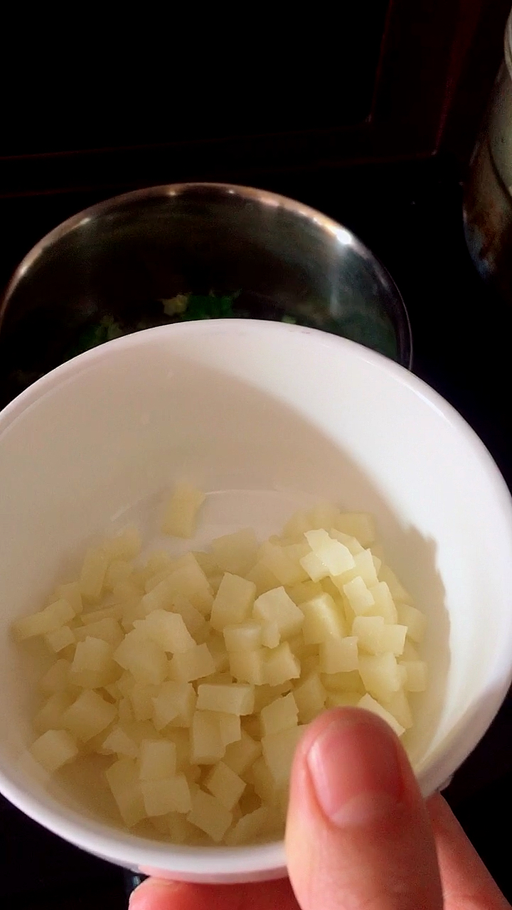 宝宝辅食面,适合一岁左右的宝宝哦,配料:切丁的土豆、小白菜、西红柿,短面条