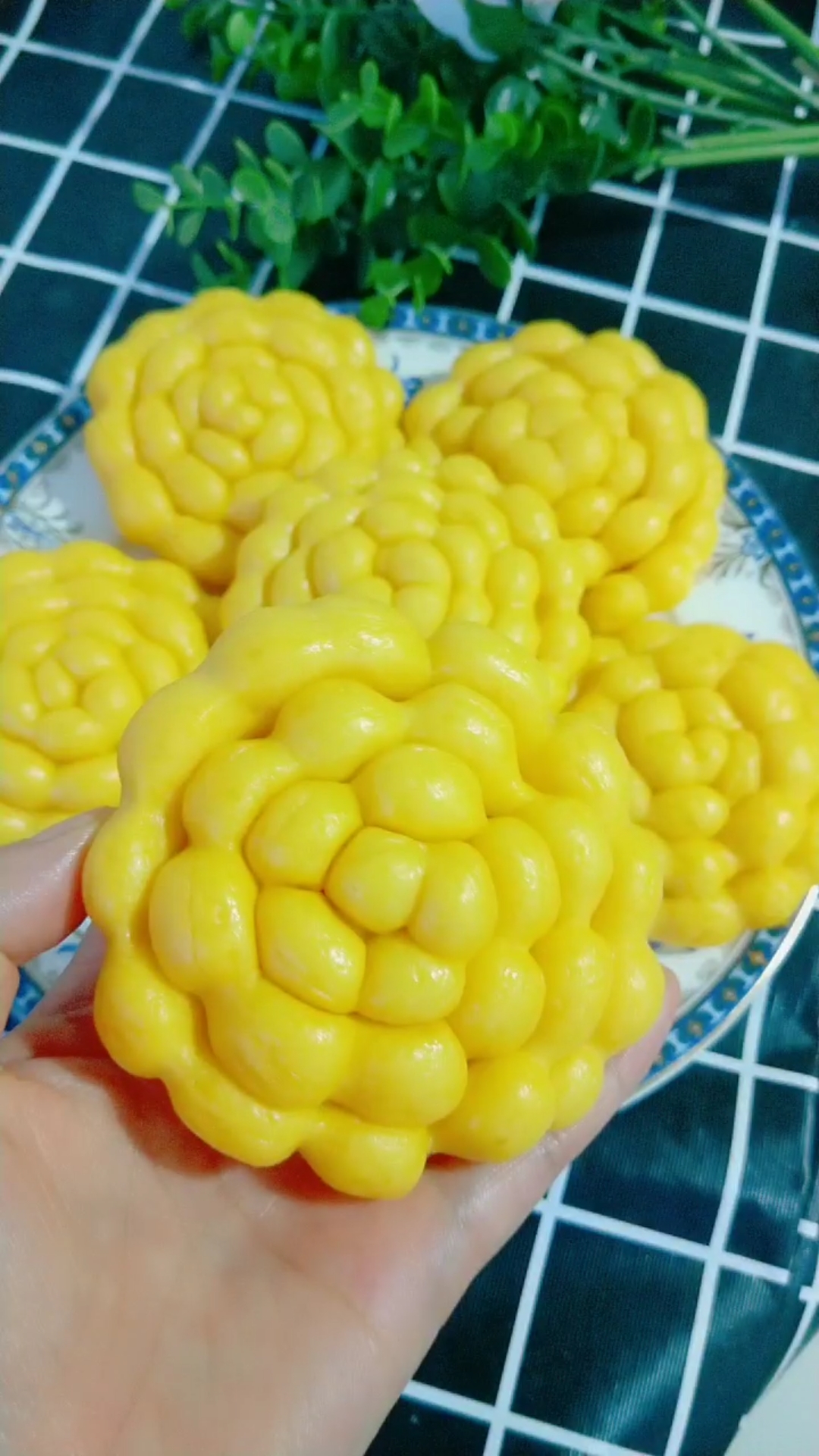 #美食#好看又好吃的南瓜花馒头
