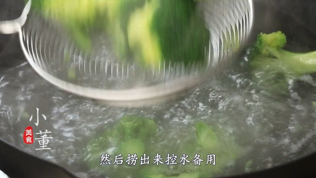 西兰花炒木耳怎样做才好吃?学会这一招,脆嫩爽口,美味又营养