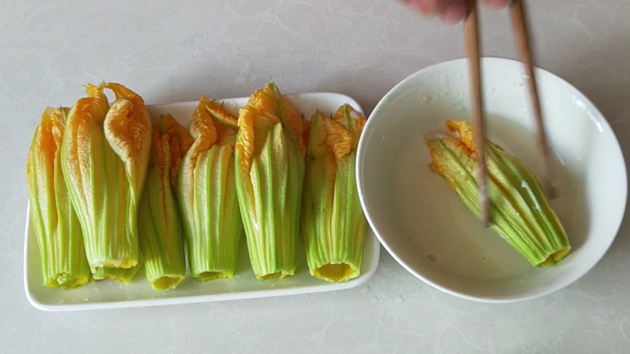 #食神大PK#南瓜花最好吃的做法,不炖汤,不做饼,咬一口鲜嫩多汁,太香了