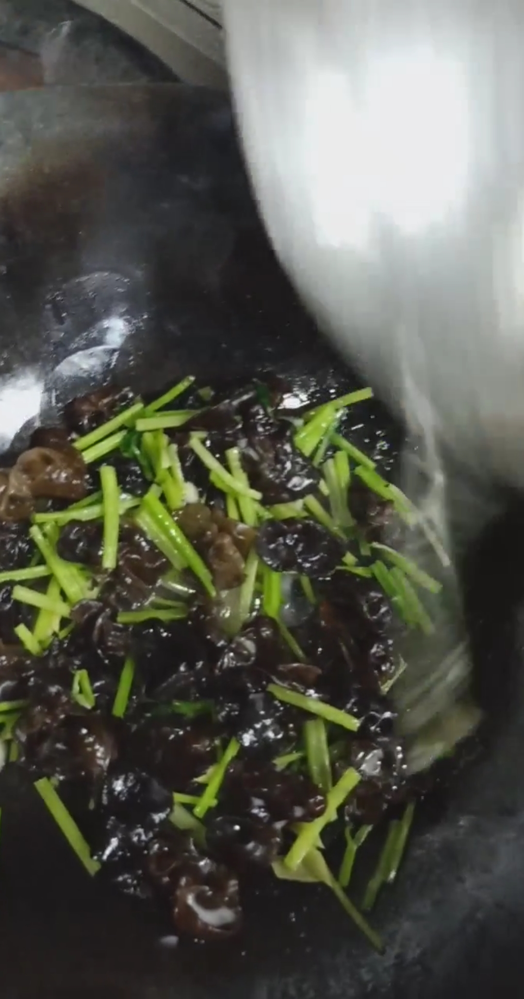 芹菜炒黑木耳做法