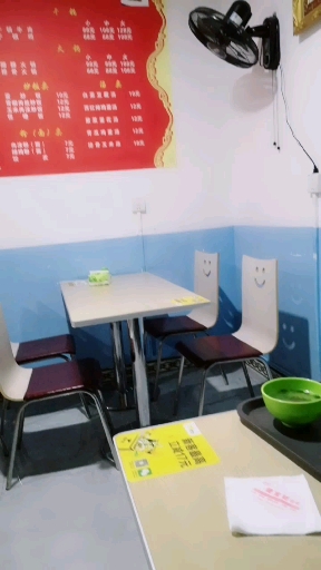 所谓的大餐就是炒饭,大家心里会这么想,幸福感满满的