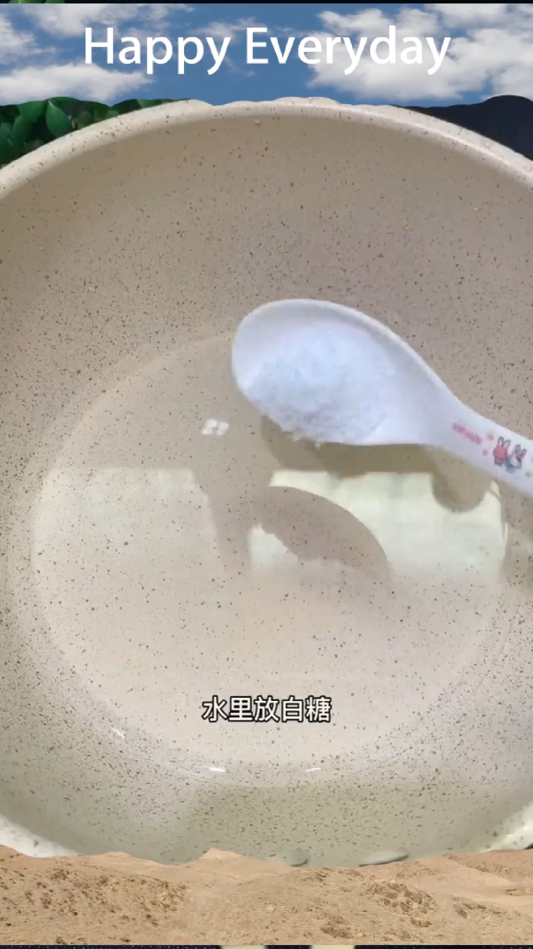 夏天天气热给孩子做个奶茶布丁凉爽好吃,孩子可开心了