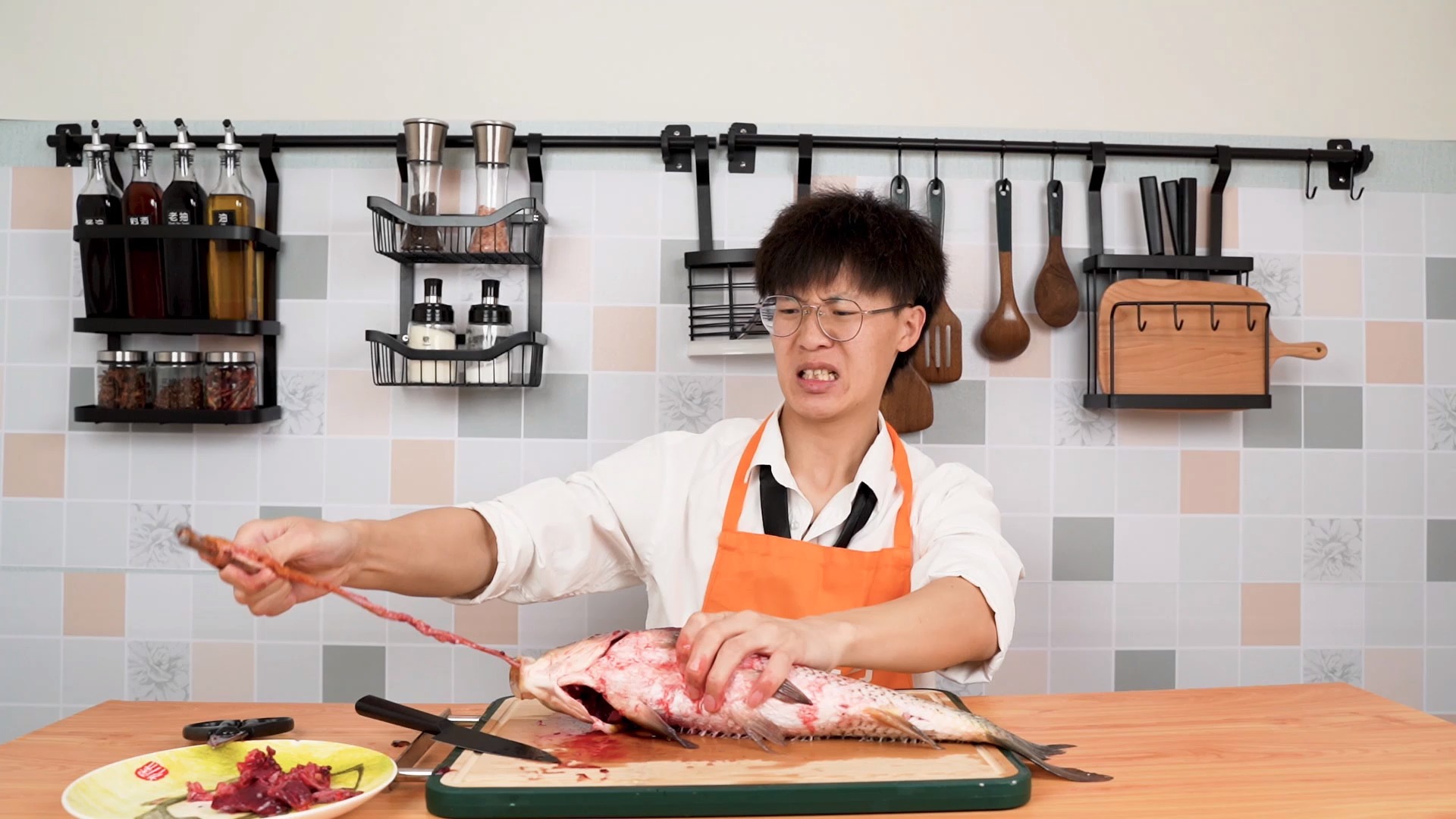 鱼腹藏羊    问:这样做鱼犯法吗?答:合法但有病!