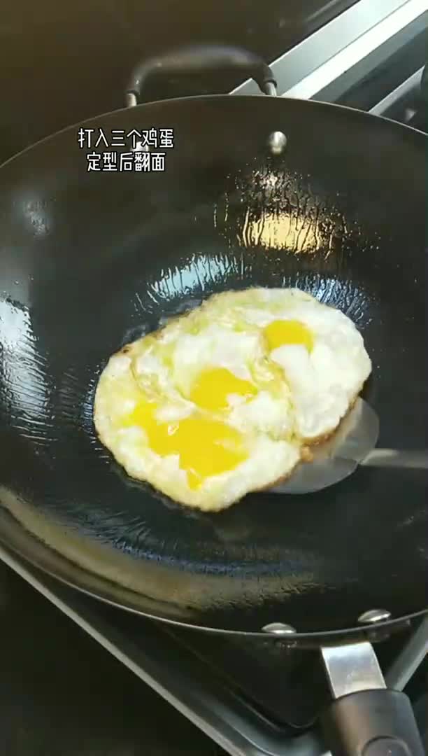 现在猪肉是降价了,鱼又开始涨,只有小鲫鱼实惠,五块炖了一锅比牛奶还浓白的汤,全家人都喝的好