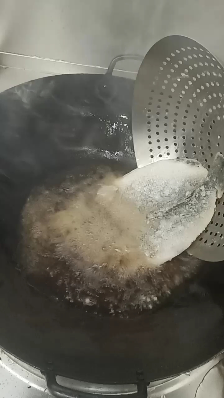 把鱼给炸糊了