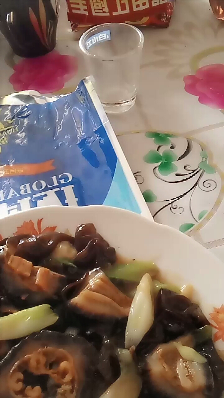海参炒木耳葱。