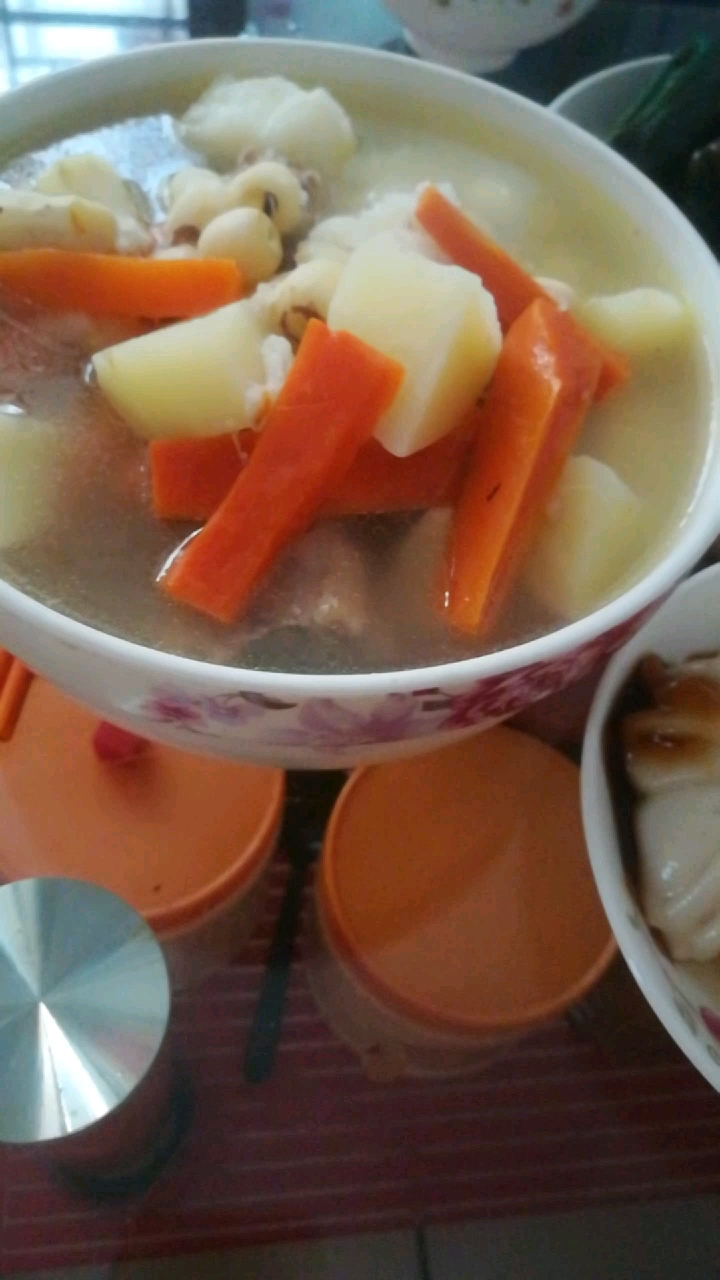 @全民小助手吃中午饭,淮山鸡骨汤,虫草花炒肉片红萝卜,淡菜,花生米