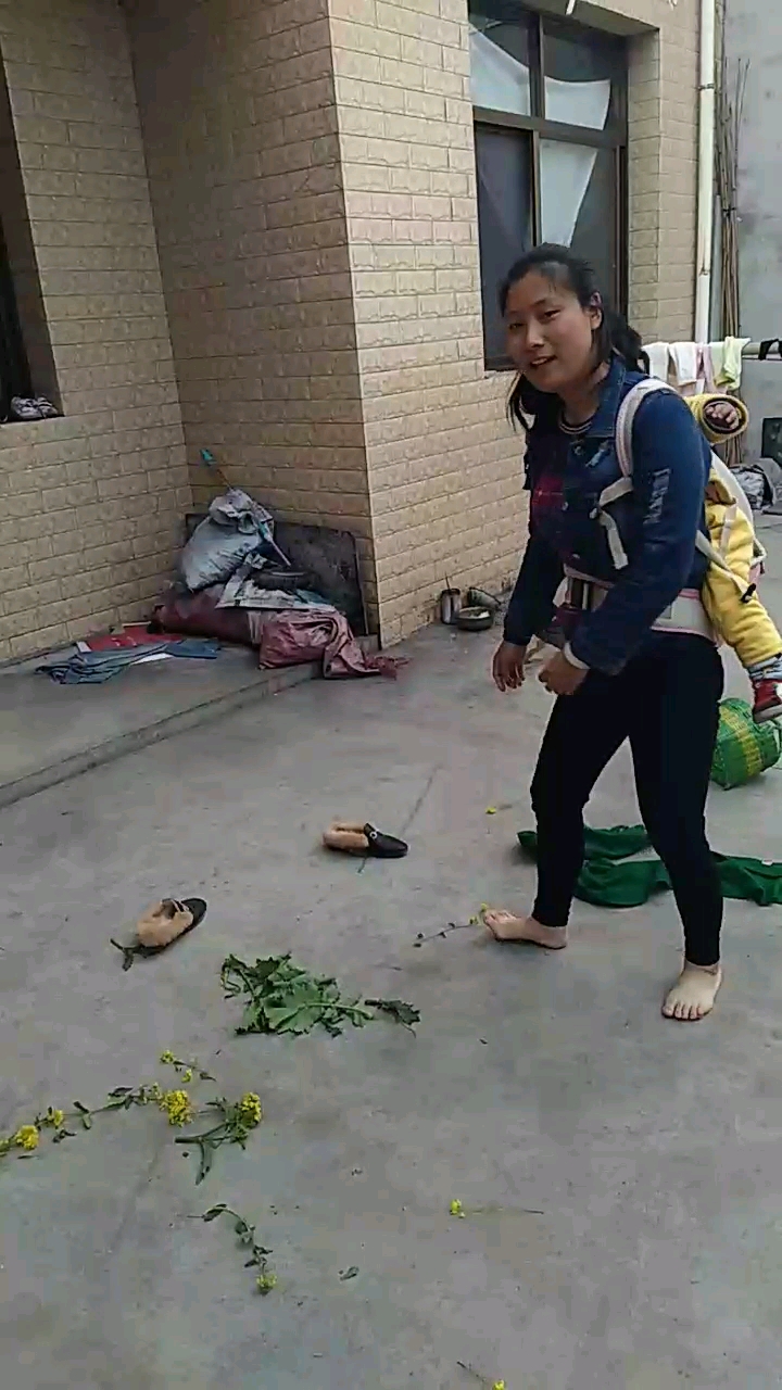 好可怜啊,现在没有钱,只好用油菜花菜叶子代替。