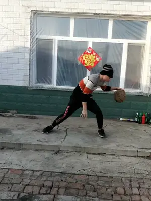 兄弟们今天整了两缸六十度!炒的马肉咸菜!喝了一瓶啤酒!整滴有点多!必须得练练了!这胖的肚子