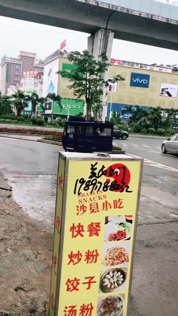 今天吃快餐的人有点多,不过他们好像吃的不满意,吃完每个都骂骂咧咧的付钱走了