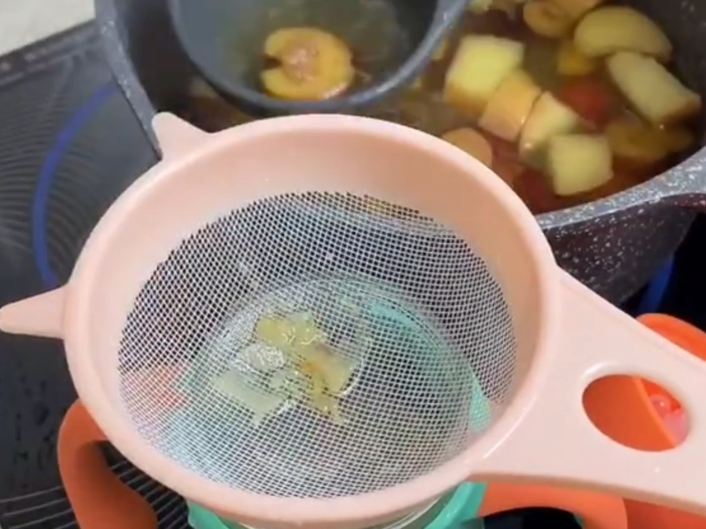 宝宝今早起床口气重 舌苔还白,赶紧煮上苹果山楂红枣水给宝宝喝,一天喝3次 隔