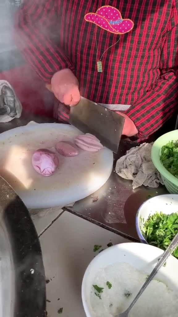 切两个羊腰子补补!只要用羊汤一煮,味道就非常鲜美,配上方便面成就了一道可口的晚餐,开封特色