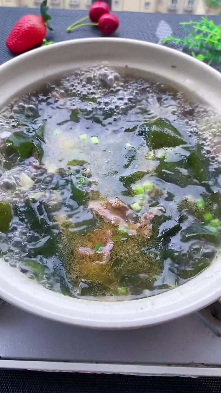 家里有孩子的,一定要多给孩子做这个裙带菜牛肉汤,营养又好喝。