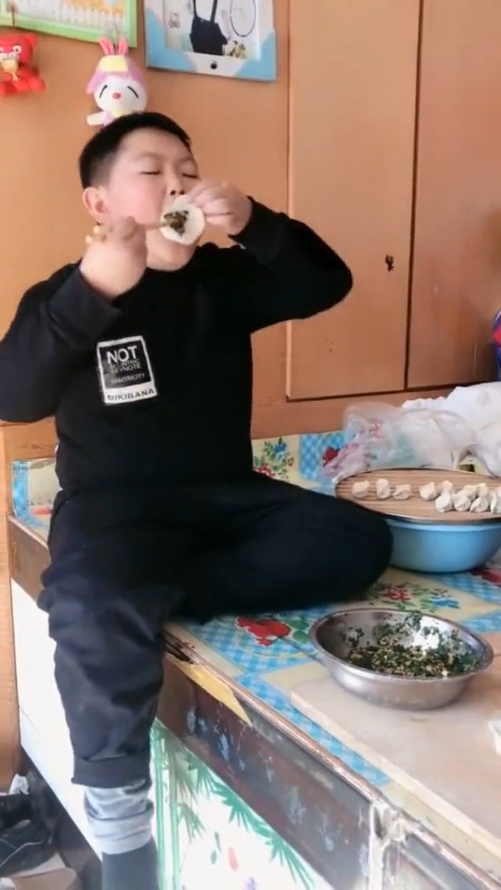 #娱乐#小屁孩研究出最新的包饺子方法，小朋友都能学会！