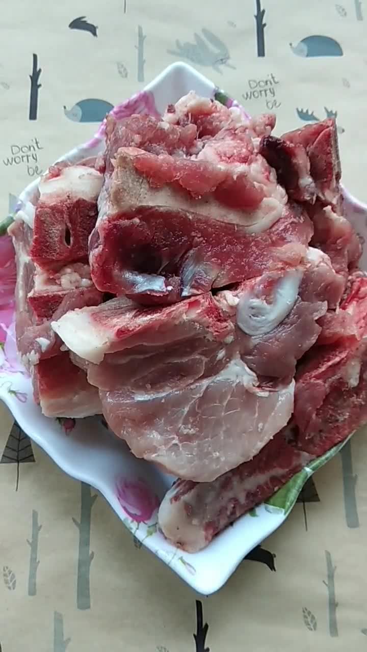 猪大骨头的功效与作用十分丰富,猪骨性温,味甘、咸,入脾、胃经,有补脾气、润肠胃等功效。骨头