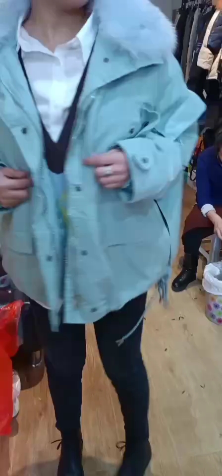#街拍美女#你在剥瓜子吗