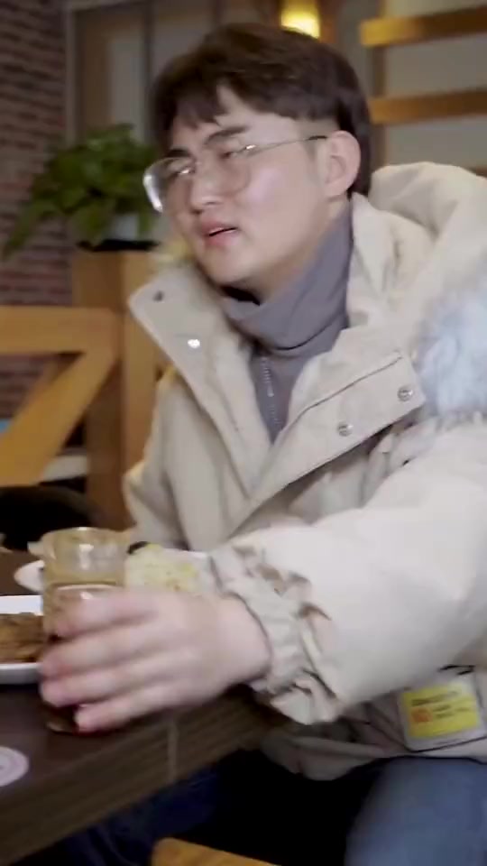 #搞笑段子#遇到这样的男人,一定要赶紧放弃,别让他像鱼刺一样,卡在喉咙里不舒服!