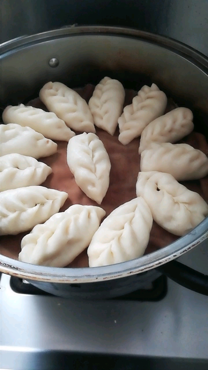 都来吃了,看俩孩子自己包的豆沙鸡头小包子,儿子最爱