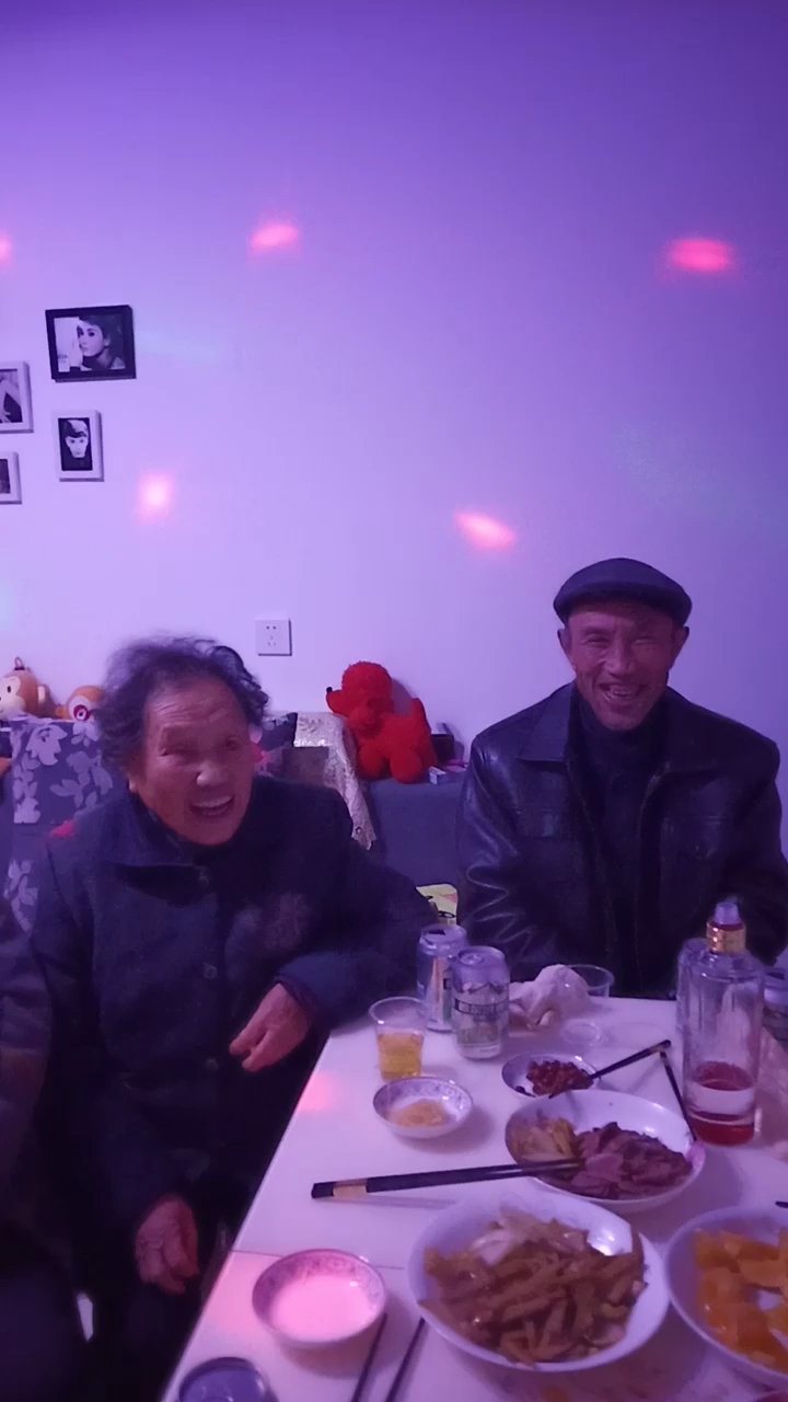 幸福中国年--81岁的老太太和62岁的弟弟齐唱[红米饭南瓜汤]