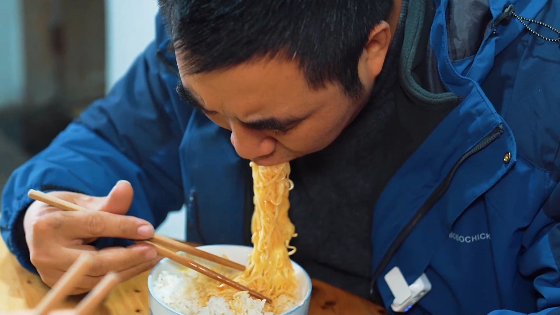 #美食记#桃子姐把土里的茶花移栽回家,做一盘剁椒鱼头,香辣细嫩,美滋滋