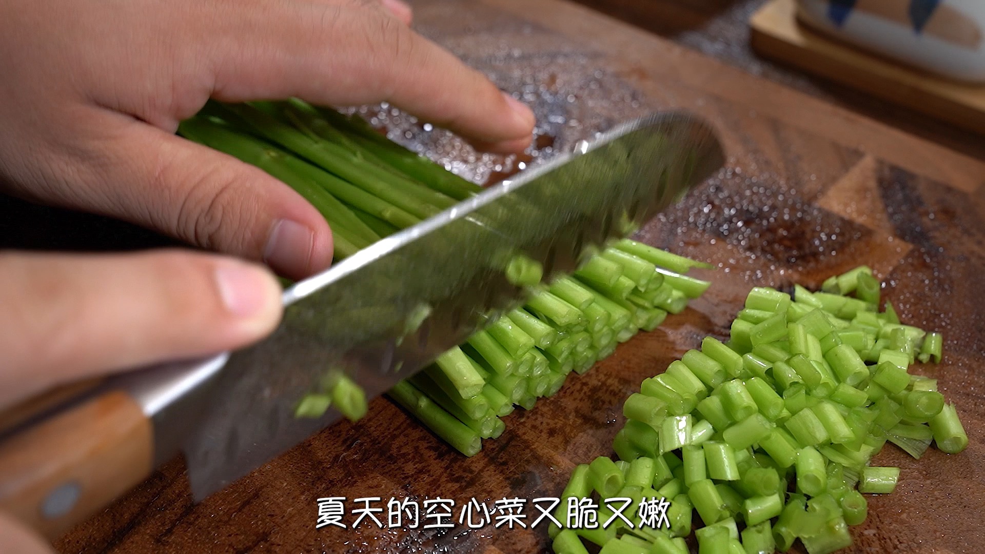 又到了吃空心菜的季节,和外婆菜一起炒爽脆又下饭!