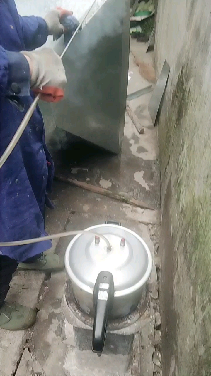 用高压锅改装的蒸汽清洗机,清洗油烟机效果特别好