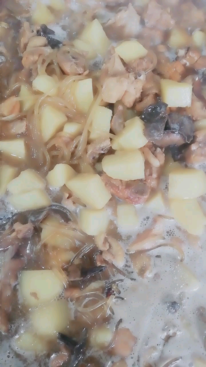 小鸡炖蘑菇配发面饼,老香了