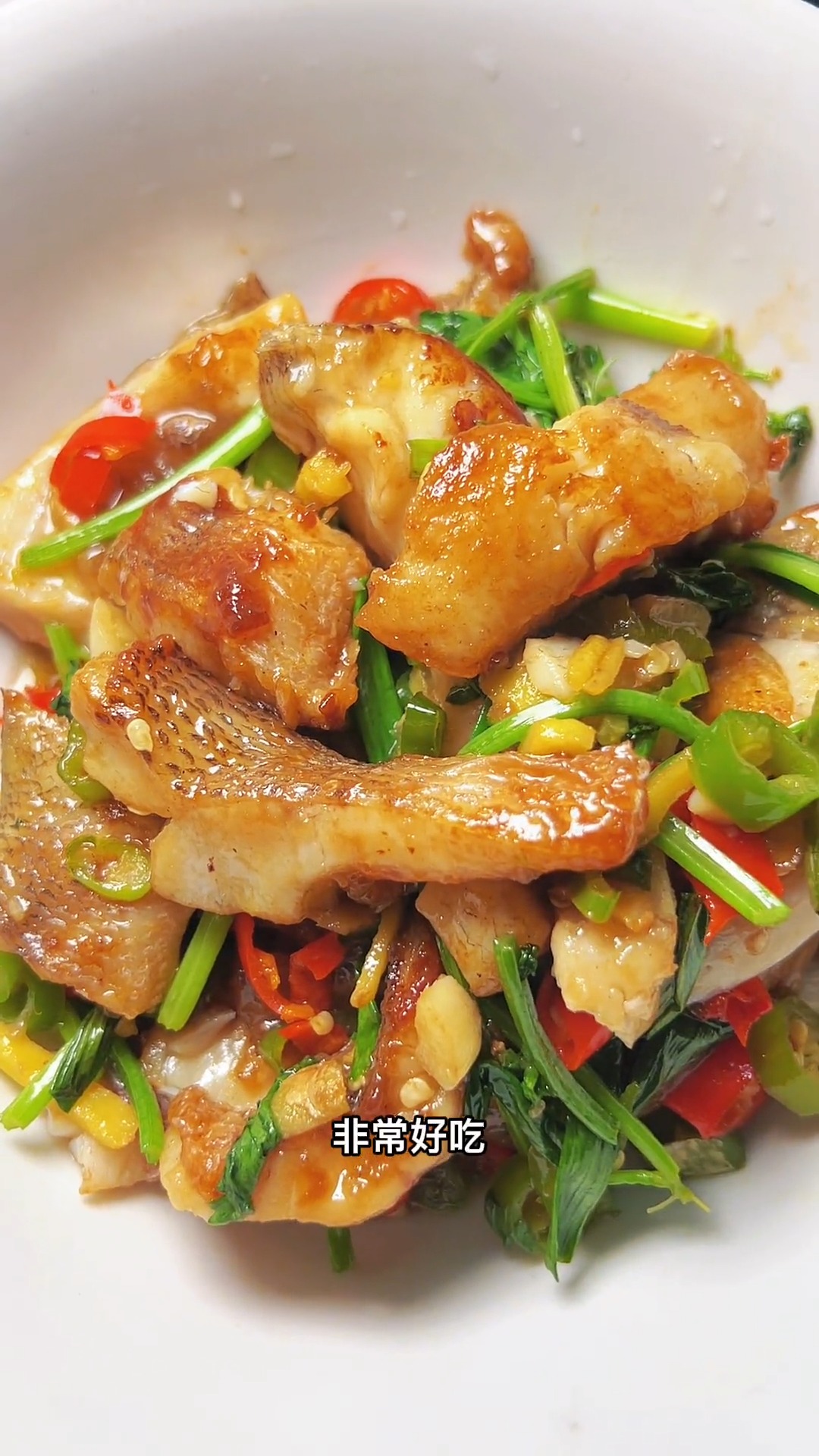 #家常菜#鲈鱼的家常做法,用料简单,步骤容易,这样做出来,鱼皮又香又脆,鱼肉又嫩又滑#鲈鱼