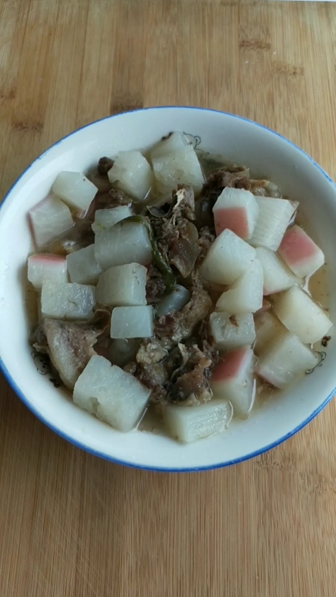 牛小肉炖萝卜牛小肉放佐料烀的烂烀点萝卜把辣气烫出放到牛小肉里开锅一会放点盐味精